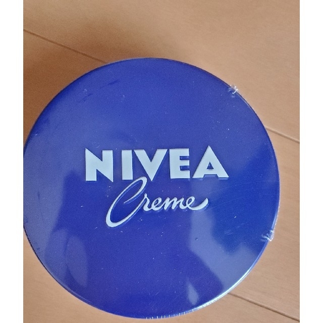 ニベア(ニベア)の新品！NIVEA 青缶 大缶 169g+リップグロス2個 コスメ/美容のボディケア(ハンドクリーム)の商品写真