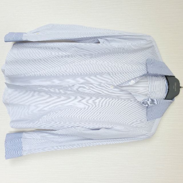 PRADA(プラダ)のプラダ37クレリックドレスシャツピンスト袖丈調整済み メンズのトップス(シャツ)の商品写真