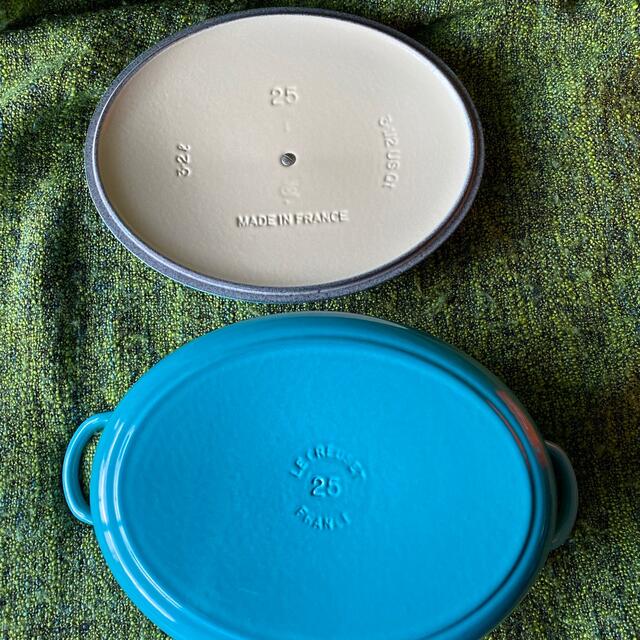 LE CREUSET(ルクルーゼ)のル・クルーゼ 25cm オーバル カリビアンブルー インテリア/住まい/日用品のキッチン/食器(鍋/フライパン)の商品写真