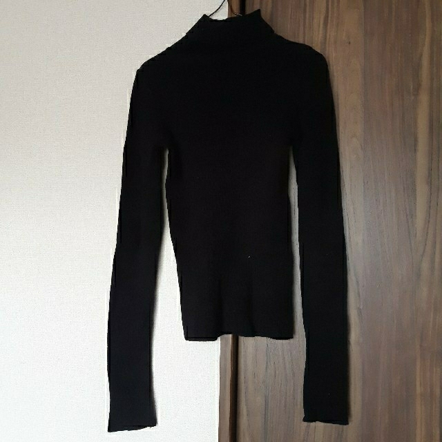 ALBA ROSA(アルバローザ)のALBA ROSA　アルバローザ　黒　ニット　セーター　タートルネック レディースのトップス(カットソー(半袖/袖なし))の商品写真