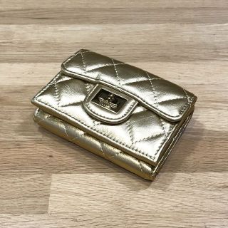 シャネル(CHANEL)のドラドラ様のシャネル 2.55 スモールフラップ ウォレット 3つ折り財布 金色(財布)