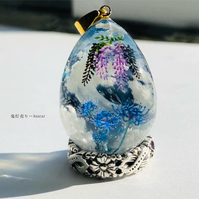 夜明けの空に藤の花と幻想的な彼岸花。雲レジン、オルゴナイト蓄光ネックレス ハンドメイドのアクセサリー(ネックレス)の商品写真