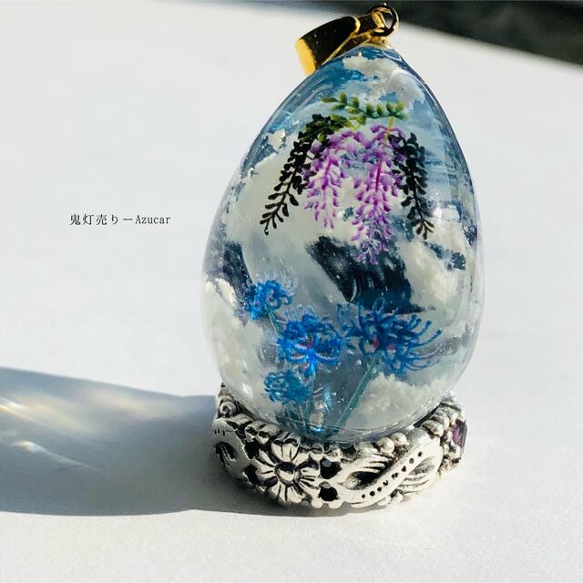 夜明けの空に藤の花と幻想的な彼岸花。雲レジン、オルゴナイト蓄光ネックレス ハンドメイドのアクセサリー(ネックレス)の商品写真