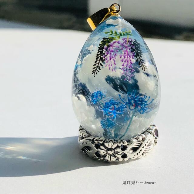 夜明けの空に藤の花と幻想的な彼岸花。雲レジン、オルゴナイト蓄光ネックレス ハンドメイドのアクセサリー(ネックレス)の商品写真