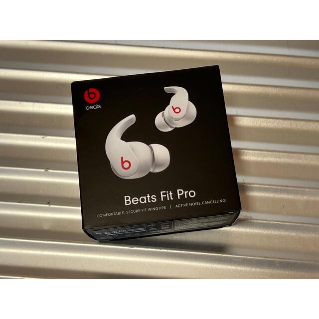 Beats by Dr Dre(ビーツバイドクタードレ)のBeats fit Pro  white スマホ/家電/カメラのオーディオ機器(ヘッドフォン/イヤフォン)の商品写真