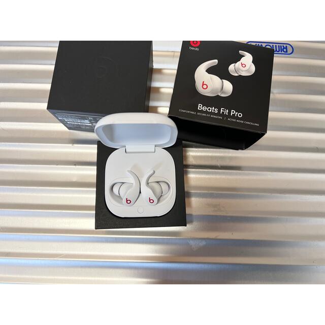 Beats by Dr Dre(ビーツバイドクタードレ)のBeats fit Pro  white スマホ/家電/カメラのオーディオ機器(ヘッドフォン/イヤフォン)の商品写真