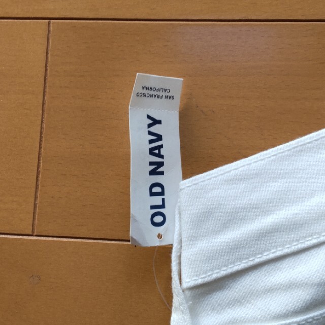 Old Navy(オールドネイビー)の白ボトム【新品】OLD　NAVY　ホワイトデニム　8 レディースのパンツ(デニム/ジーンズ)の商品写真