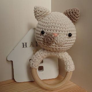 ベビーラトル ガラガラ ねこさん ハンドメイド 歯がため(プラスチック鈴入り)(がらがら/ラトル)