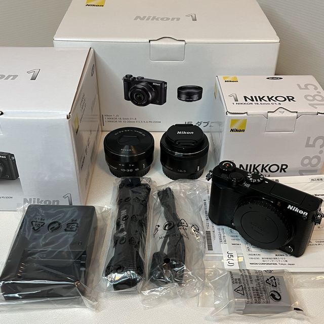 Nikon(ニコン)のNikon 1 J5 ダブルレンズキット BLACK スマホ/家電/カメラのカメラ(ミラーレス一眼)の商品写真