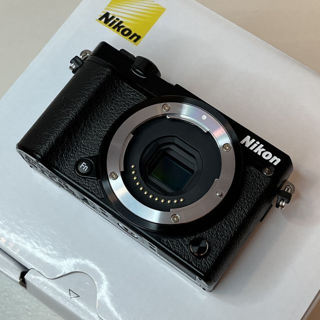 Nikon(ニコン)のNikon 1 J5 ダブルレンズキット BLACK スマホ/家電/カメラのカメラ(ミラーレス一眼)の商品写真