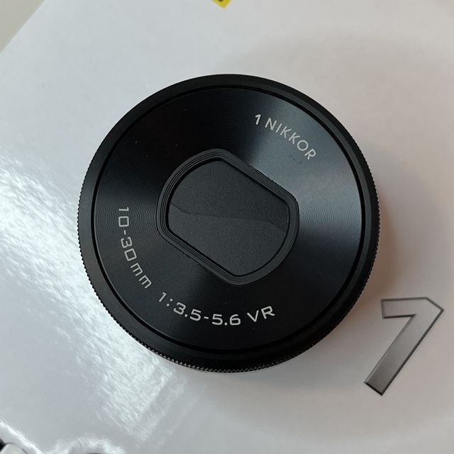 Nikon(ニコン)のNikon 1 J5 ダブルレンズキット BLACK スマホ/家電/カメラのカメラ(ミラーレス一眼)の商品写真