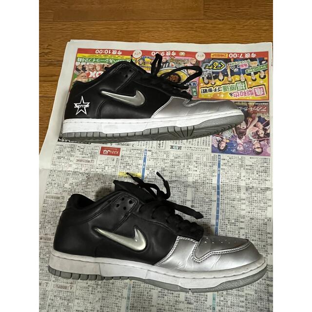 NIKE(ナイキ)のシュプリーム　ダンクロー　メタリックシルバー　27.5 メンズの靴/シューズ(スニーカー)の商品写真