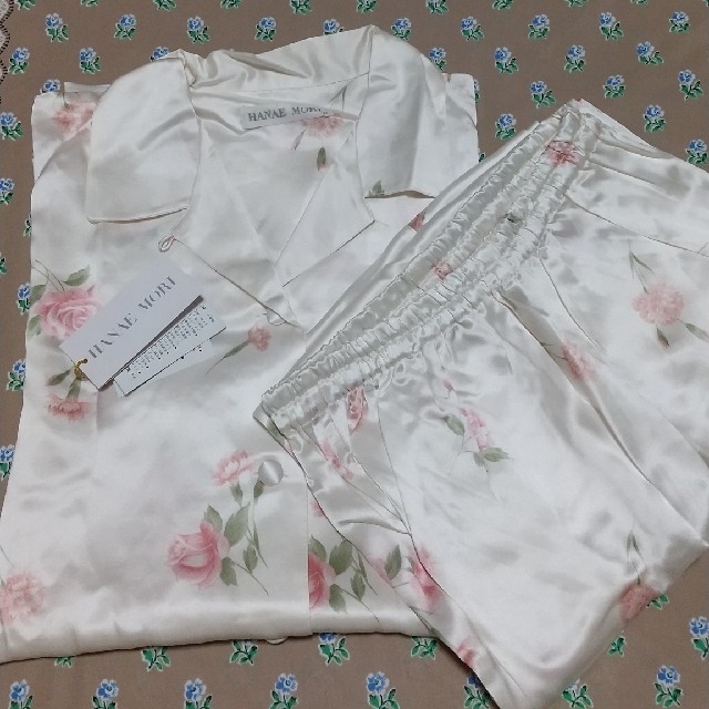 HANAE MORI(ハナエモリ)のハナエモリ シルクパジャマ 絹 シルク100％パジャマ レディースのルームウェア/パジャマ(パジャマ)の商品写真