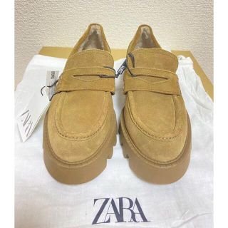 ザラ(ZARA)のZARAスプリットスエードフェイクファーローファー　ブラウン(ローファー/革靴)