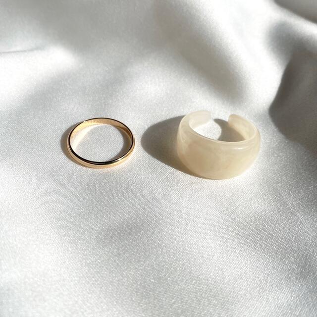 2点セット　ホワイト　樹脂リング　ゴールドリング レディースのアクセサリー(リング(指輪))の商品写真