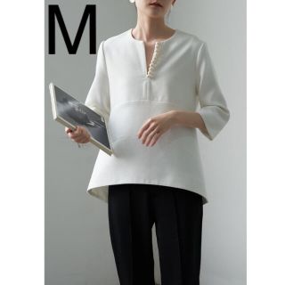 バーニーズニューヨーク(BARNEYS NEW YORK)のフォーマル パール付きトップス ブラウス ヨーコチャン ホワイト　M(シャツ/ブラウス(長袖/七分))