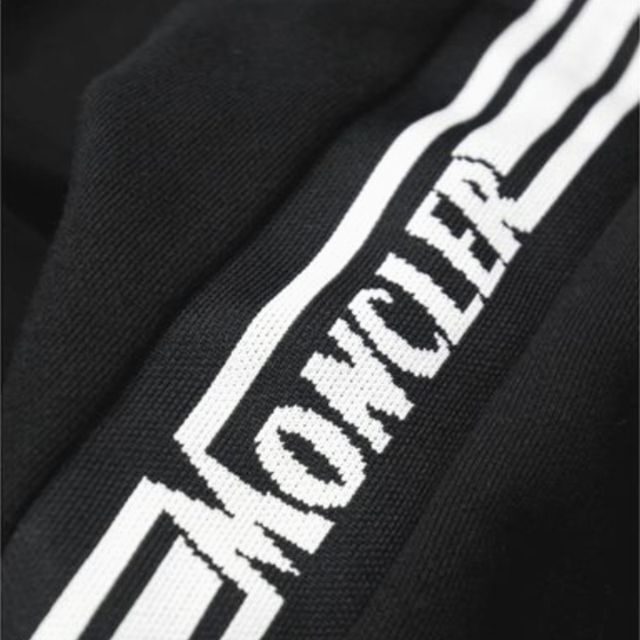 ●新品/正規品● MONCLER 袖ストライプモチーフ フード カーディガン ●新品/正規品● MONCLER 袖ストライプモチーフ フード カーディガン