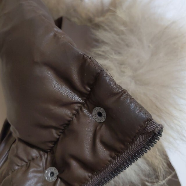 salire(サリア)のダウンコート　茶色　ファー、フード付き レディースのジャケット/アウター(ダウンコート)の商品写真