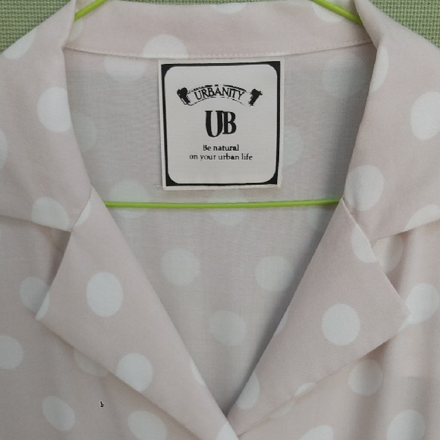 しまむら(シマムラ)の新品   ドットV ネック半袖シャツ レディースのトップス(シャツ/ブラウス(半袖/袖なし))の商品写真
