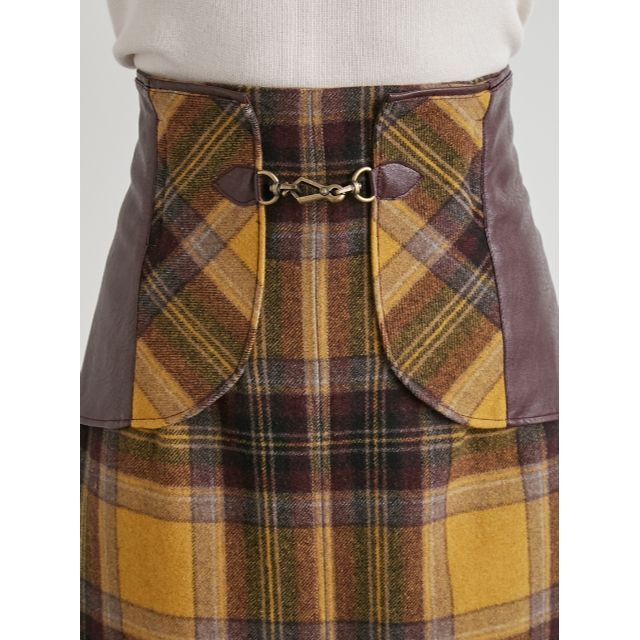 Lily Brown(リリーブラウン)のビット付き合皮切り替えタイトスカート　イエロー　０ レディースのスカート(ひざ丈スカート)の商品写真