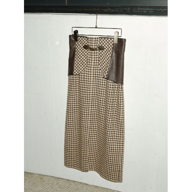 Lily Brown(リリーブラウン)のビット付き合皮切り替えタイトスカート　ホワイト　１ レディースのスカート(ひざ丈スカート)の商品写真