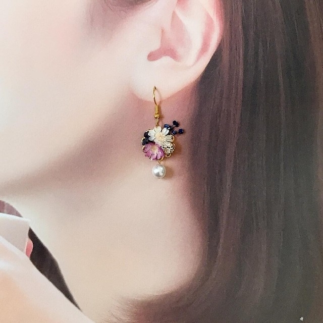 No.239 キラキラかすみ草とピンクの一粒パール　本物のお花のブーケピアス　イ ハンドメイドのアクセサリー(ピアス)の商品写真