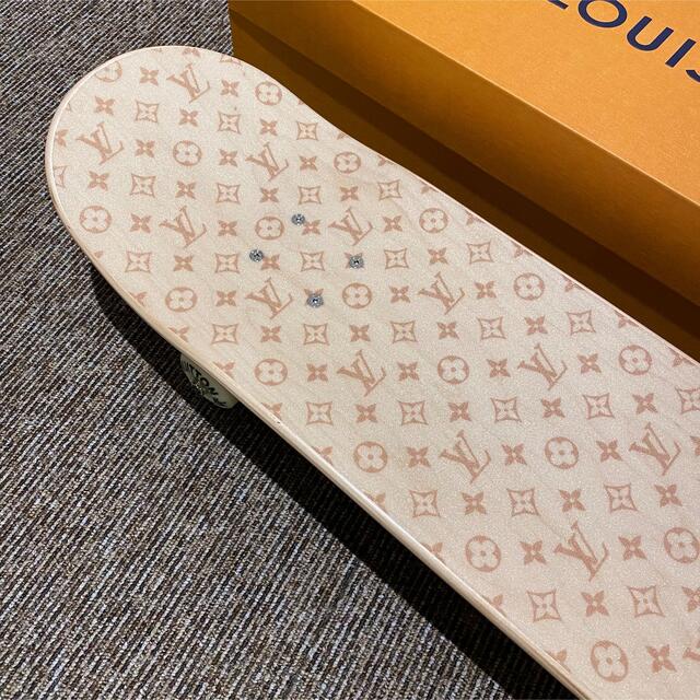 LOUIS VUITTON(ルイヴィトン)の【希少品】ルイヴィトン　スケートボード　ベージュ　新品未使用 スポーツ/アウトドアのスポーツ/アウトドア その他(スケートボード)の商品写真