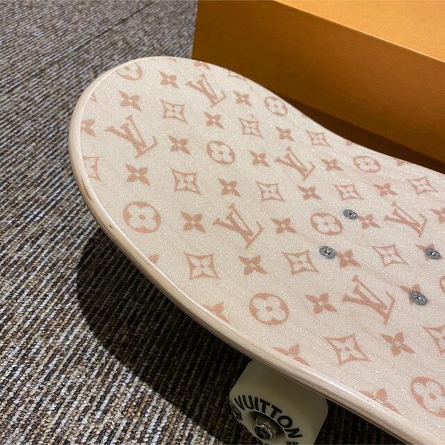 LOUIS VUITTON(ルイヴィトン)の【希少品】ルイヴィトン　スケートボード　ベージュ　新品未使用 スポーツ/アウトドアのスポーツ/アウトドア その他(スケートボード)の商品写真