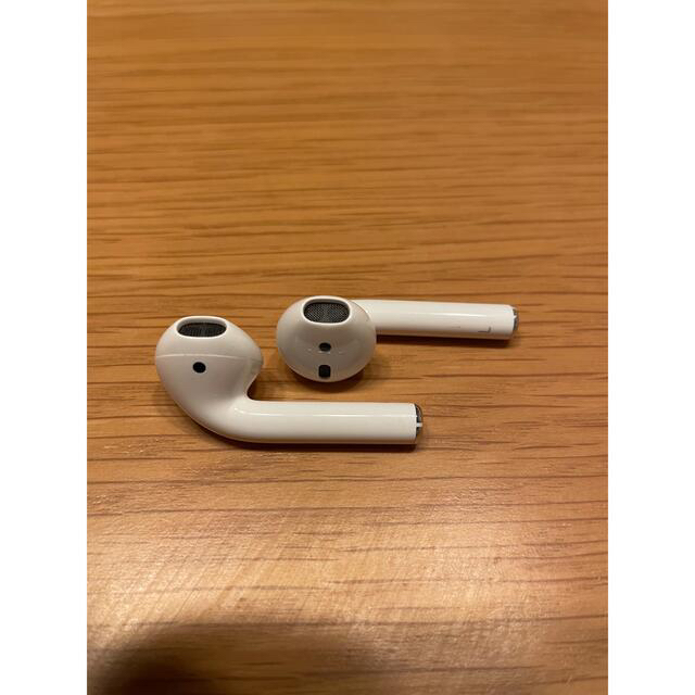 Apple(アップル)の【値下げ】【匿名配送】AirPods（第一世代） スマホ/家電/カメラのオーディオ機器(ヘッドフォン/イヤフォン)の商品写真