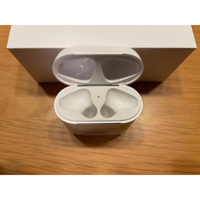 Apple(アップル)の【値下げ】【匿名配送】AirPods（第一世代） スマホ/家電/カメラのオーディオ機器(ヘッドフォン/イヤフォン)の商品写真