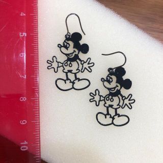 ディズニー(Disney)のピアス　ミッキー　ディズニー　黒(ピアス)