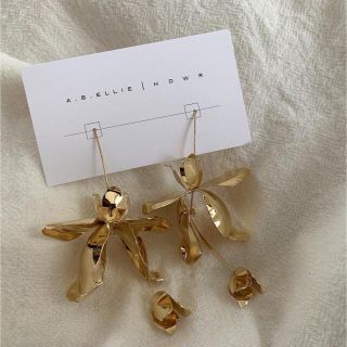 ヴェラウォン(Vera Wang)の【A.B.Ellie】Magnolia Stem Drop ピアス♡美品(ピアス)