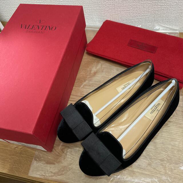 VALENTINO(ヴァレンティノ)のヴァレンチノ　ガラバーニ　パンプス　ベロア　リボン　黒 レディースの靴/シューズ(ハイヒール/パンプス)の商品写真