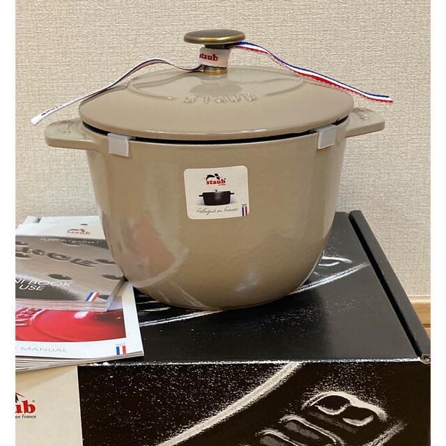 STAUB(ストウブ)のレア限定【新品未使用】staub ラ ココット de GOHAN リネン M インテリア/住まい/日用品のキッチン/食器(鍋/フライパン)の商品写真