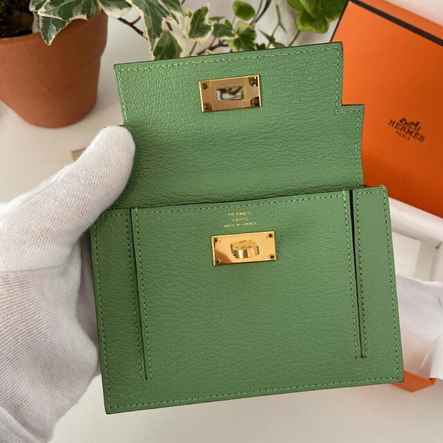 Hermes(エルメス)のエルメス　ケリーポケット　コンパクト　ヴェールクリケット　ゴールド金具　ミニ財布 レディースのファッション小物(財布)の商品写真