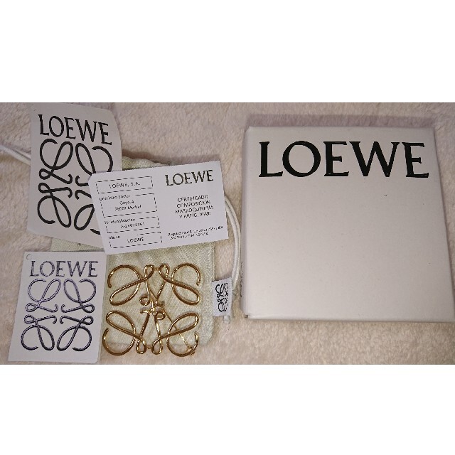 LOEWE(ロエベ)のLOEWE  アナグラム　ブローチ 正規品 レディースのアクセサリー(ブローチ/コサージュ)の商品写真