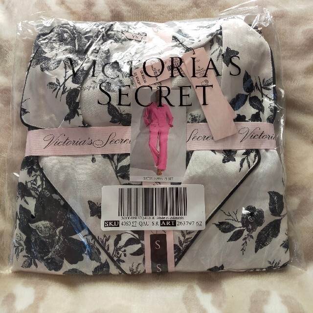 Victoria's Secret(ヴィクトリアズシークレット)の最新🐰可愛い柄のサテン生地パジャマセット VS Sサイズ♡新品タグ付き レディースのルームウェア/パジャマ(パジャマ)の商品写真