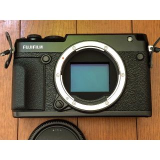 フジフイルム(富士フイルム)のGFX50R ボディ　【新同品】（100ショット）(デジタル一眼)