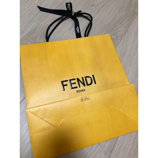 FENDI(フェンディ)のFENDI ショップ袋 紙袋リボン付き1枚 レディースのバッグ(ショップ袋)の商品写真