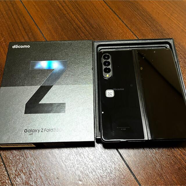 Galaxy(ギャラクシー)のGalaxy Ｚ Fold 3 docomo版 【美品】残債無 Sペン等おまけ付 スマホ/家電/カメラのスマートフォン/携帯電話(スマートフォン本体)の商品写真