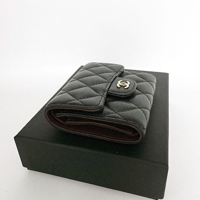 激安本物 CHANEL - りん3131 マトラッセ ラムスキン G金具 三つ折り