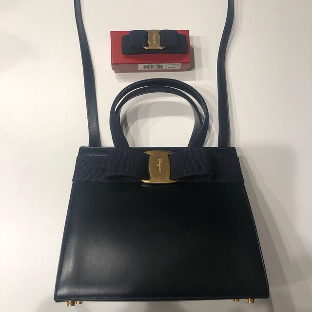 Ferragamo(フェラガモ)のFerragamo バッグ ネイビー/ゴールド レディースのバッグ(ハンドバッグ)の商品写真