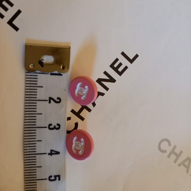 CHANEL(シャネル)のシャネルボタンミニ５個セット　パステルピンク ハンドメイドの素材/材料(各種パーツ)の商品写真