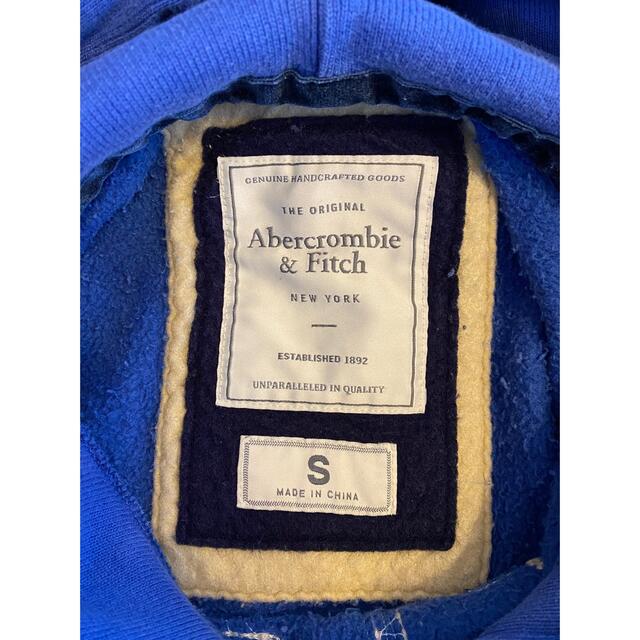 Abercrombie&Fitch(アバクロンビーアンドフィッチ)のアバクロ　メンズ　パーカー　Sサイズ　ブルー メンズのトップス(パーカー)の商品写真