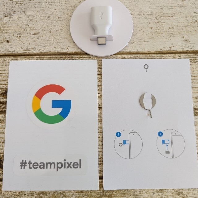 Google Pixel(グーグルピクセル)のUSBタイプC変換アダプタとSIMピン&風呂敷 スマホ/家電/カメラのスマホアクセサリー(その他)の商品写真