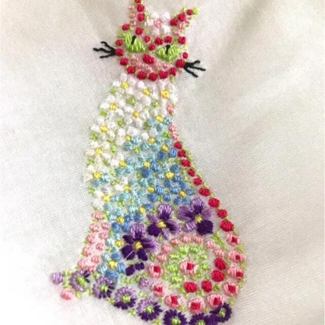 銀座　WAKO    手刺繍　ハンカチ　猫　スイス製レディース