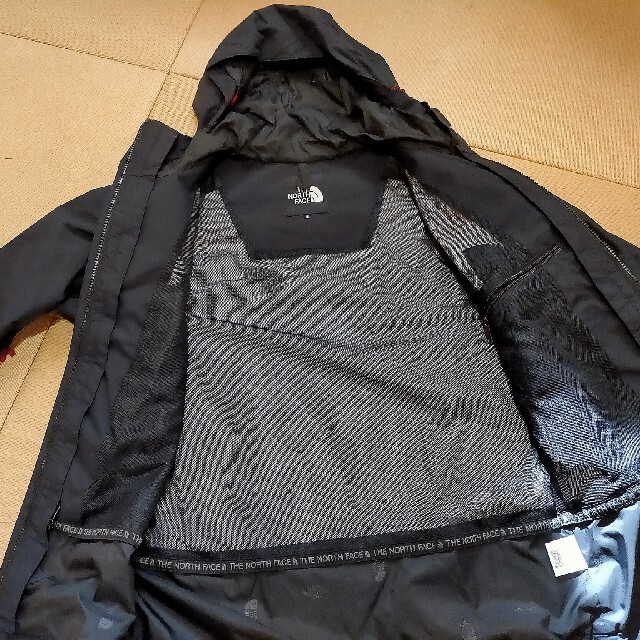 THE NORTH FACE - ノースフェイス スクープジャケット 黒 赤ロゴ THE NORTH FACE - ノースフェイス スクープジャケット 黒 赤ロゴ