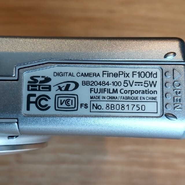 富士フイルム(フジフイルム)のFUJIFILM FinePix F100fd スマホ/家電/カメラのカメラ(コンパクトデジタルカメラ)の商品写真