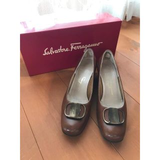 フェラガモ(Ferragamo)のフェラガモ ♡ヴァラ　ローヒールパンプス　茶(ハイヒール/パンプス)