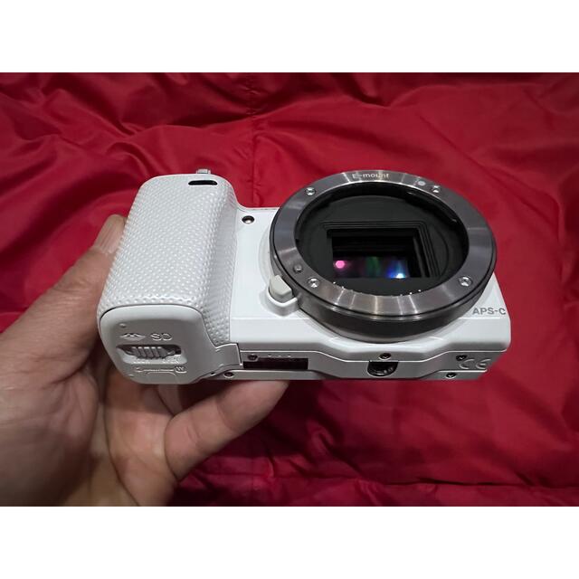 SONY(ソニー)のソニー　NEX-5R ホワイト本体 スマホ/家電/カメラのカメラ(ミラーレス一眼)の商品写真